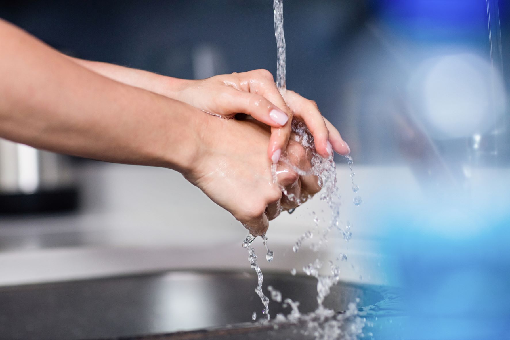 Nahaufnahme einer Person beim Händewaschen